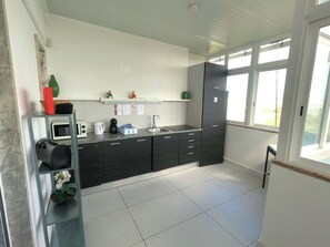 Fridge, microwave, stovetop, coffee/tea maker - Almada, T1 + 1 Renovado, Laranjeiro, Lisboa (Almada)