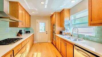 冰箱、微波炉、烤箱、炉灶