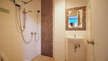 Vierpersoonskamer | Badkamer | Een douche