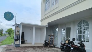 A building with a sign reading "casa rani beach inn". - Casa Rani Canggu (Munggu)