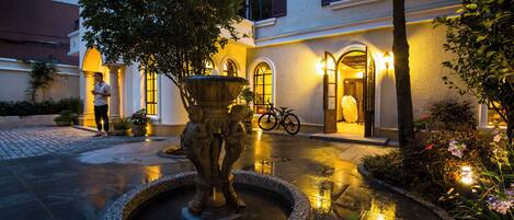 Utsikt mot gårdsplass