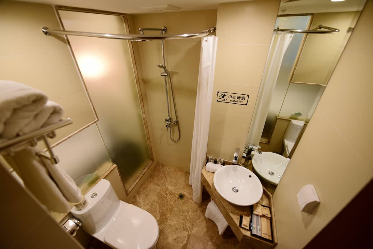 Shower, rainfall showerhead, free toiletries, hair dryer