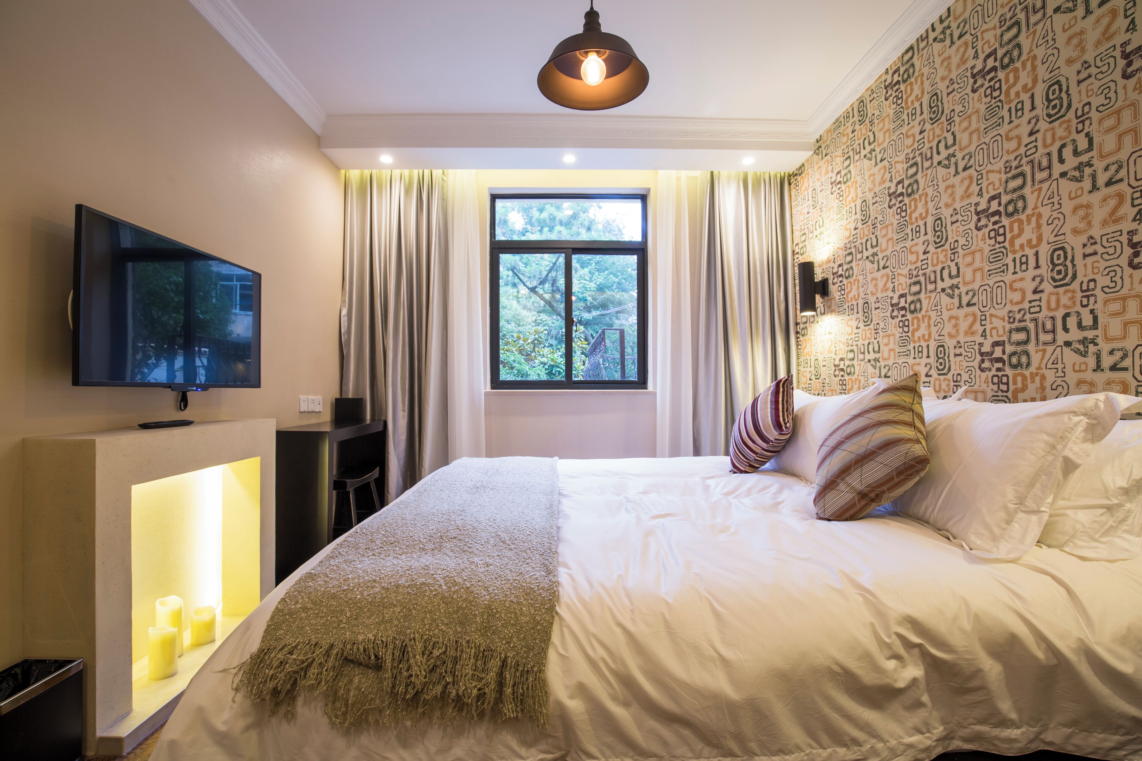 Habitación de diseño doble, vistas al patio | Edredones de plumas, minibar con artículos gratuitos, cortinas opacas