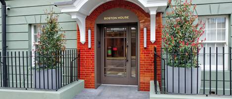 Apartment (2 Bedrooms) | Interior entrance