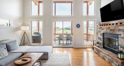 Private Retreat w/ Hot Tub, Amazing Views, Game Room | Silver Spoon by AvantStay