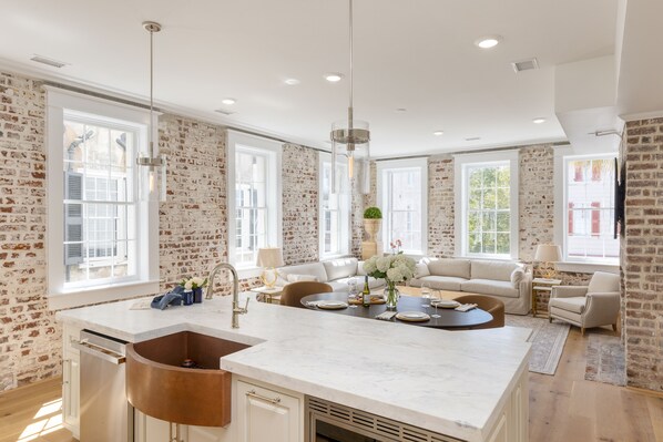 Interior - State St B by AvantStay | French Quarter, Rooftop, Aesthetic Design (Charleston)