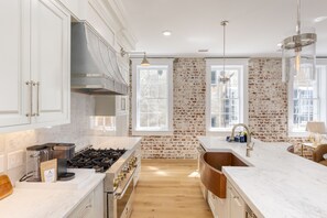Fridge, microwave, oven, stovetop - State St B by AvantStay | French Quarter, Rooftop, Aesthetic Design (Charleston)