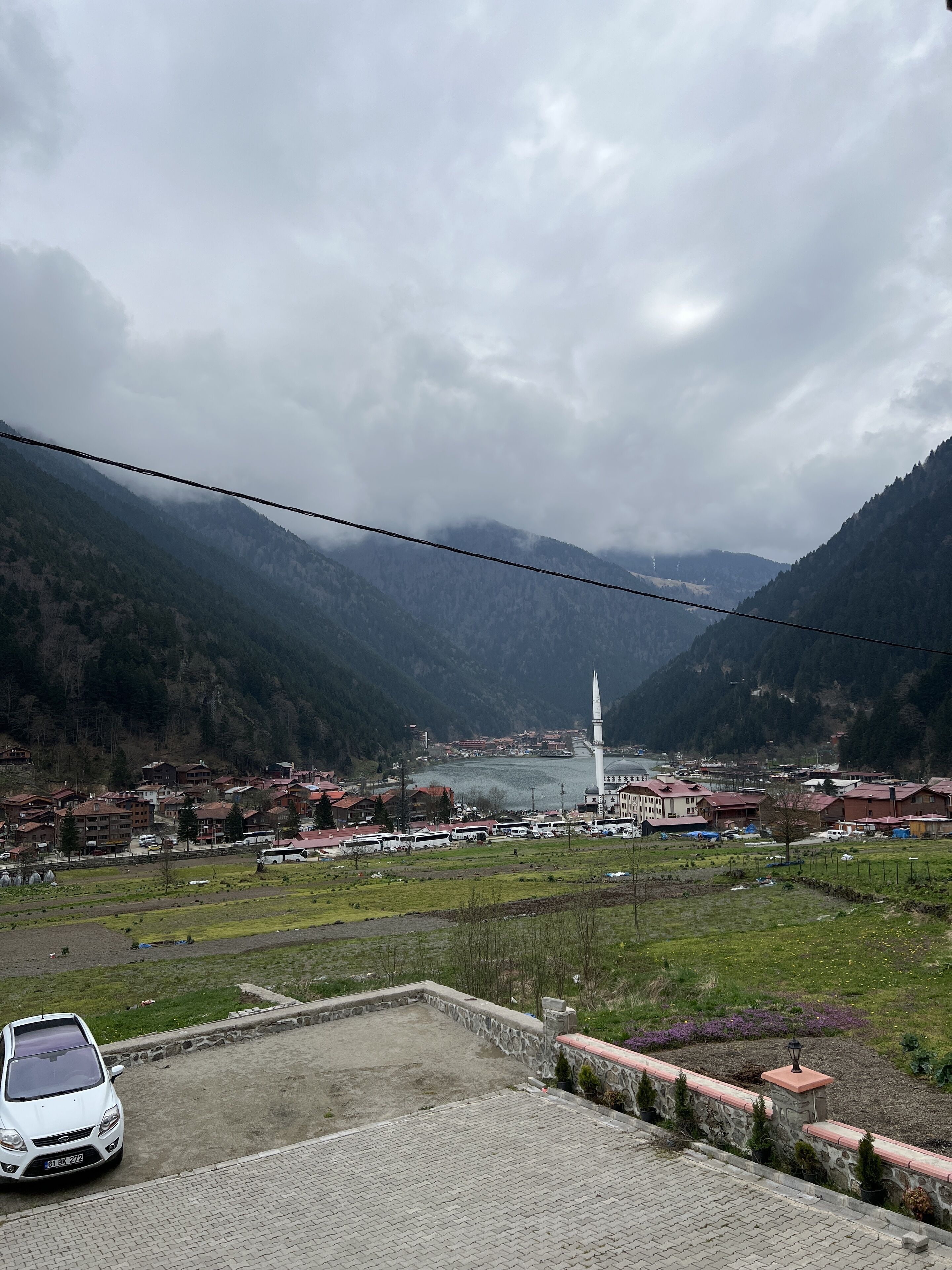 Un paysage montagneux avec une mosquée et des immeubles d’habitation.
