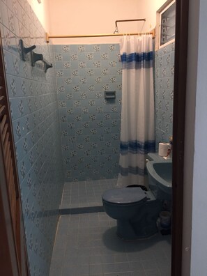 مناشف، صابون، ورق حمّام