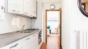 Frigorifero, microonde, forno, piano cottura