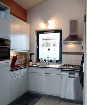 Køleskab, mikrobølgeovn, ovn, kogeplade