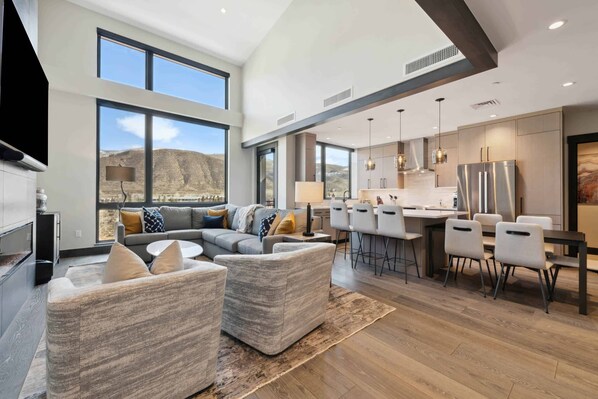 Smart TV, fireplace - One Riverfront Condo 505 (Avon)