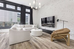 Een smart-tv en een kantoor