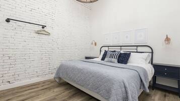 4 soveværelser, skrivebord, strygejern/strygebræt, weekendseng