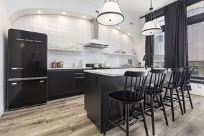 Frigorífico, microondas, horno y placa de cocina