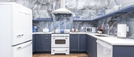 Geladeira, micro-ondas, fogão, cooktop