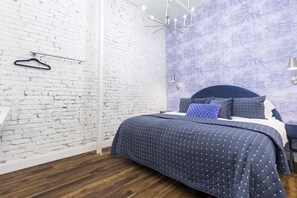 4 slaapkamers, een bureau, een strijkplank/strijkijzer, reisbedje