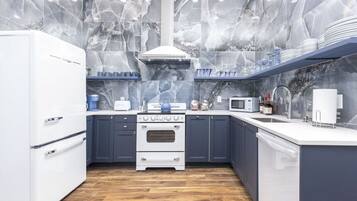 Een koelkast, een magnetron, een oven, een kookplaat