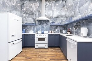 Een koelkast, een magnetron, een oven, een kookplaat