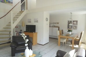 Smart TV, DVD player, books, stereo - Summer Melody Comfortable holiday residence (Julianadorp aan Zee)
