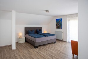 9 bedrooms, iron/ironing board, internet, bed sheets