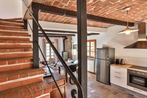 Réfrigérateur, four, plaque de cuisson, chaise haute