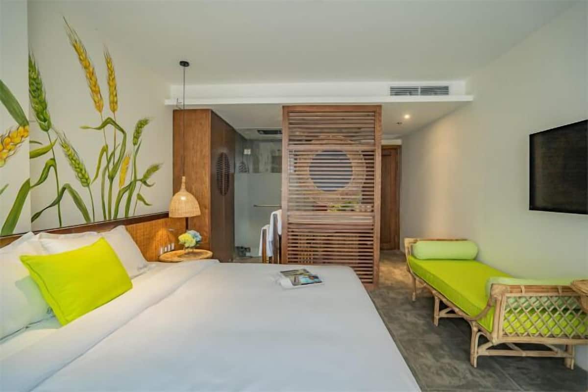 Egyptian cotton sheets, premium bedding, minibar, in-room safe