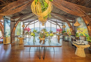 Daily buffet breakfast (VND 350000 per person)