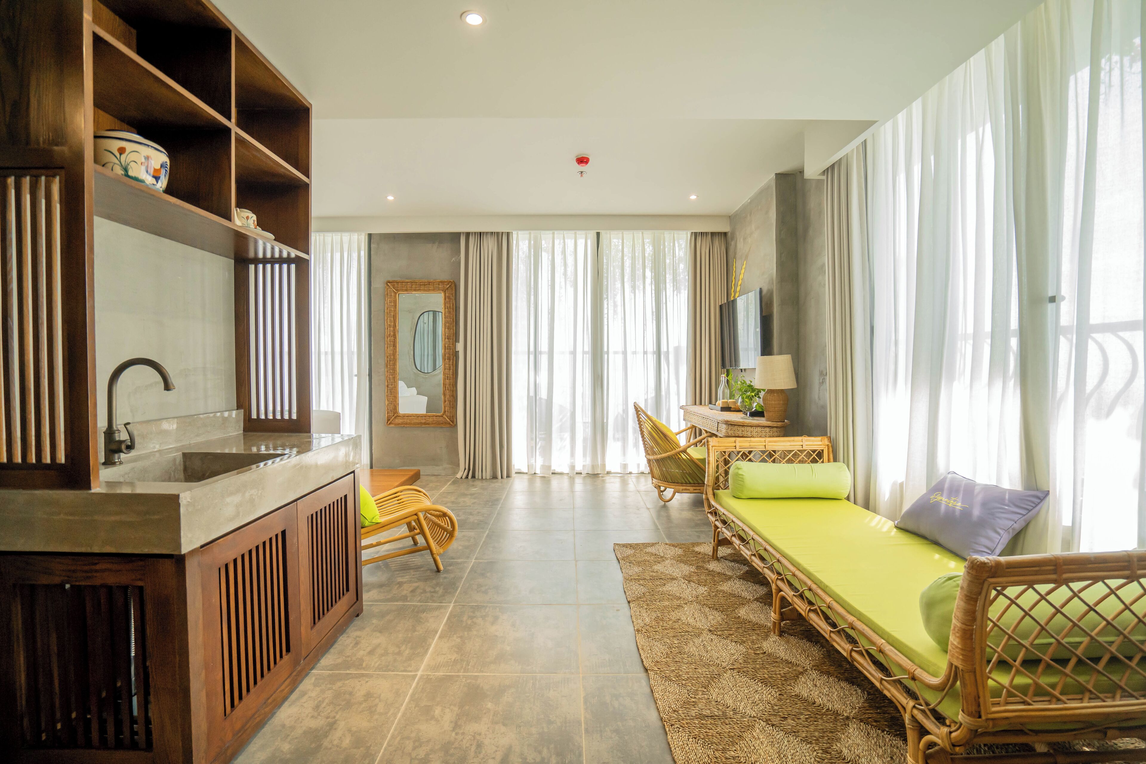 Ein modernes Wohnzimmer mit einer Couch, einem Essbereich und einer Küche mit Holzausstattung.