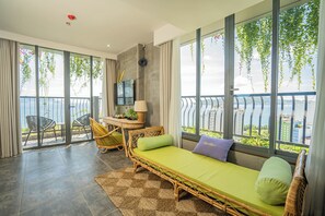 Elite Room, Sea View | Living area | 42-inch Smart TV with digital channels, books - Signature Hotel Nha Trang (Nha Trang)