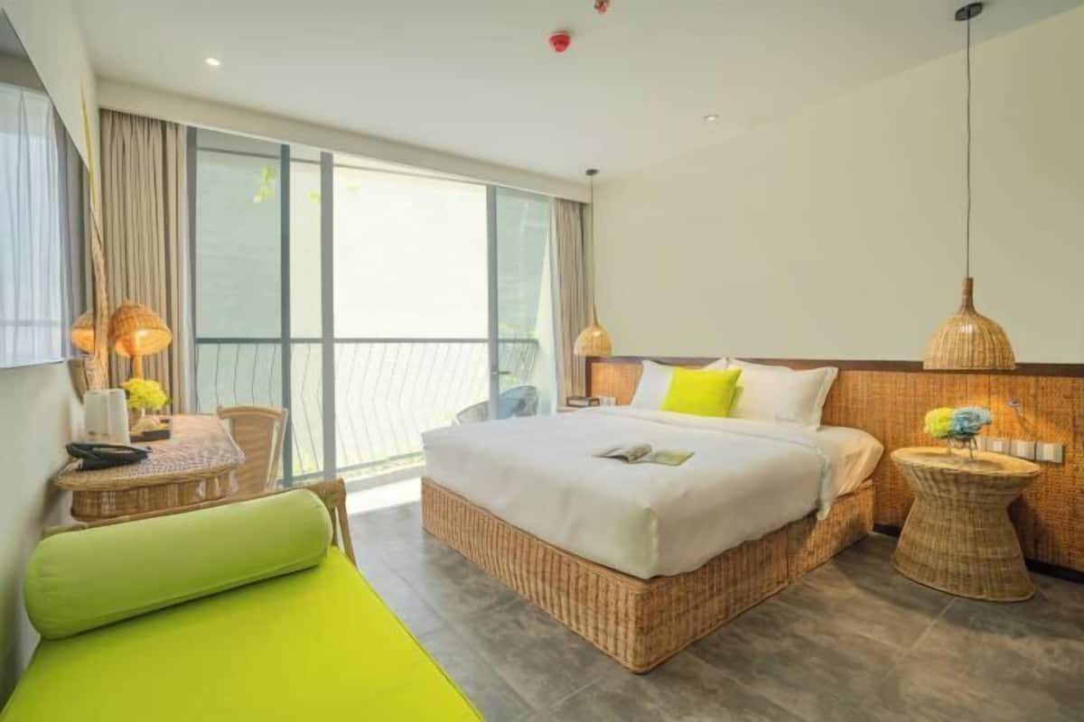 Egyptian cotton sheets, premium bedding, minibar, in-room safe