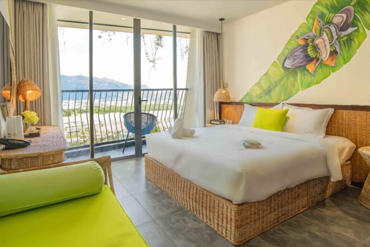 Egyptian cotton sheets, premium bedding, minibar, in-room safe