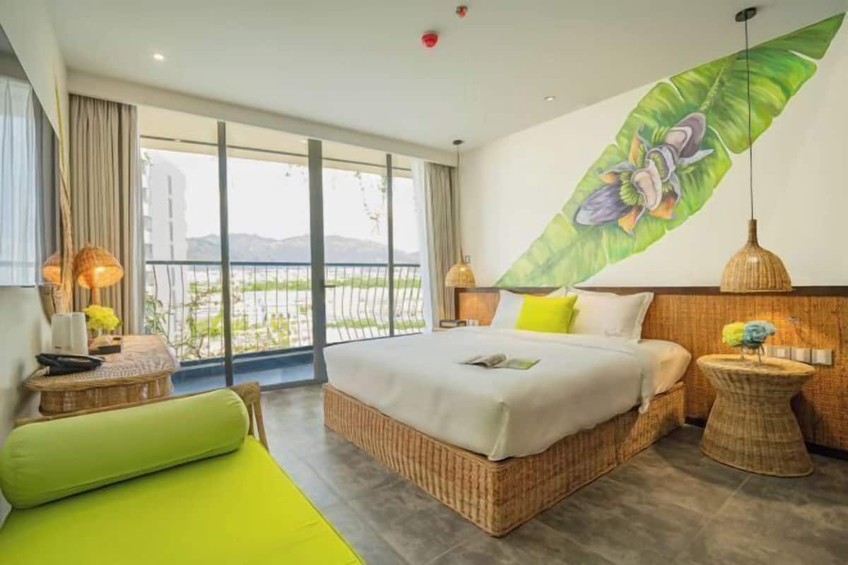 Egyptian cotton sheets, premium bedding, minibar, in-room safe