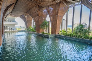 3 binnenzwembaden, een buitenzwembad, ligstoelen bij het zwembad