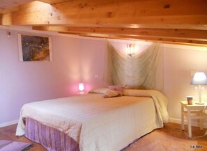 1 間睡房、書桌、熨斗/熨衫板、可攜式嬰兒床