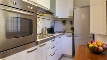 Apartamento City | Cocina privada | Frigorífico grande, microondas, horno y placa de cocina