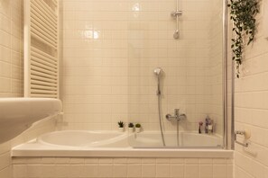 City Apartment | Bathroom | Combined shower/bathtub, free toiletries, hair dryer, bidet - notaMi - Urban Retreat - Isola District (Milan)