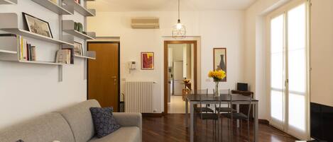 Apartamento City | Zona de estar | Una televisión