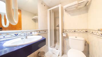 Triple Room | Bathroom | Hair dryer