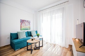 One bedroom Apartment with Pool Access | Living area