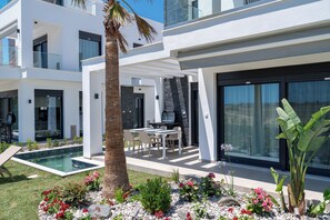 Exclusive Villa, 4 Bedrooms, Pool Access | Terrace/patio