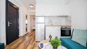 One bedroom Apartment with Pool Access | Cocina privada | Frigorífico grande, microondas, horno y placa de cocina