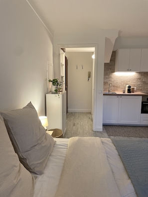 1 habitación, tabla de planchar con plancha, wifi gratis y ropa de cama 