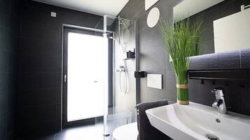 Dusche, Haartrockner, Handtücher, Seife