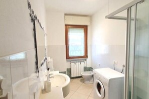 Regadera, secadora de cabello, bidet, toallas