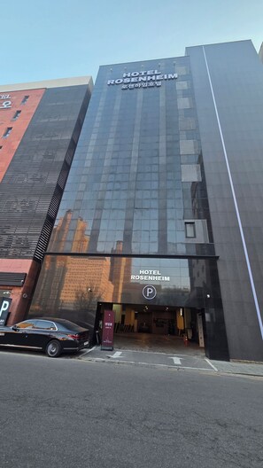 En modern hotellbyggnad med en tydlig skylt som visar HOTEL ROSENHEIM.