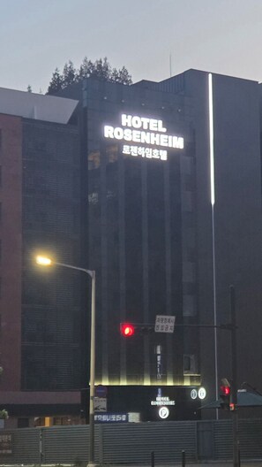 A building with a sign that reads 'HOTEL ROSENHEIM'.