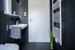 Dusj, hårføner, håndklær og såpe