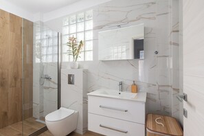 Luxury Villa, 4 Bedrooms, Poolside | Bathroom | Shower, rainfall showerhead, hair dryer, towels - Sea Residence Complex (Pangaio)