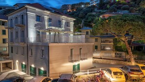 A multi-story building with balconies and a parking area. - Villa Cadiz Apartments Varazze (Varazze)